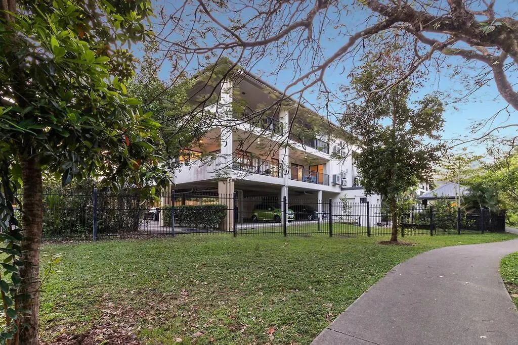 Unparalleled Upward Street Apartment-Close To City Cairns